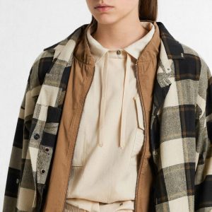 За пределами зеркала: Как наш гардероб пишет сценарий нашей жизни и трансформирует реальность