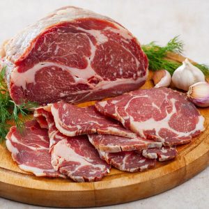 Искусство терпения и магия специй: Как мы готовим идеальную домашнюю бастурму