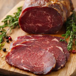 Искусство терпения и магия специй: Как мы готовим идеальную домашнюю бастурму